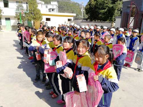 拿到捐贈(zèng)物資的完小小學(xué)生 拿到捐贈(zèng)物資的完小小學(xué)生